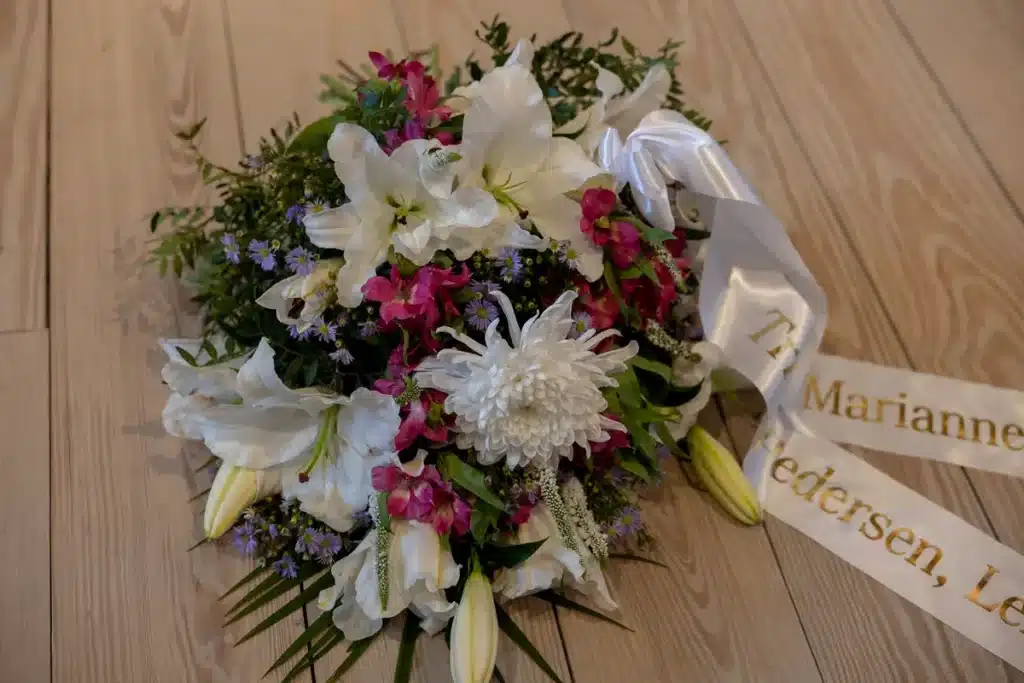 begravelse blomsterbuket liljer baand kirkegulv Galleri