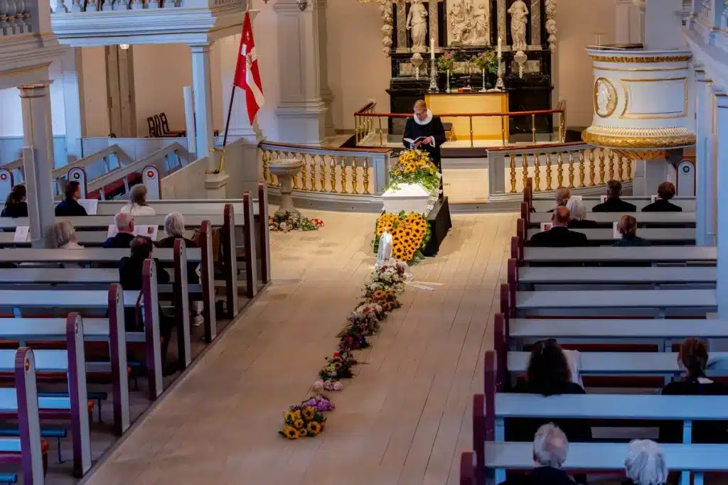begravelse gudstjeneste kirke kiste menighed Galleri