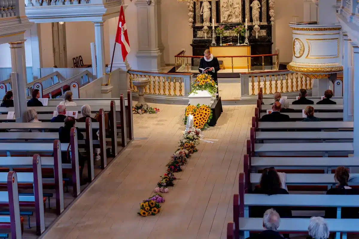begravelse gudstjeneste kirke kiste menighed Forsiden