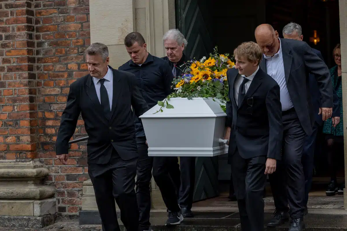 begravelse kiste ud af kirkedoer baerere Forsiden