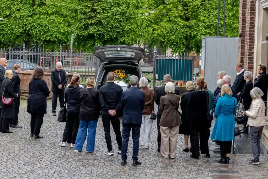 begravelse mourners ligvogn afrejse Galleri