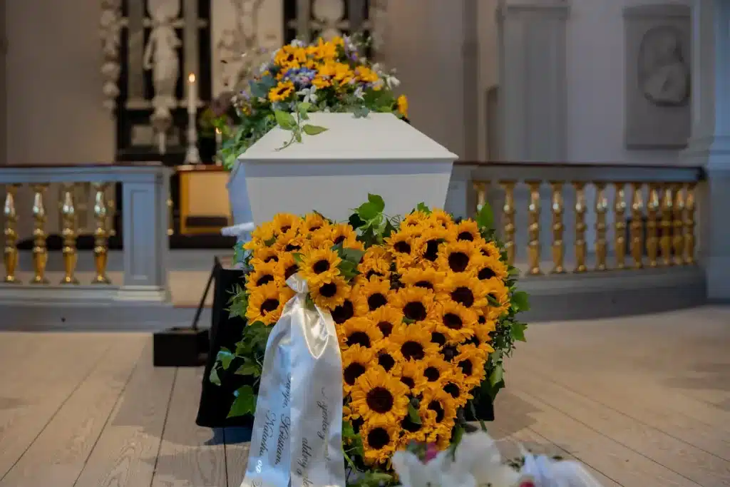 begravelse solsikker hjerte krans kiste alter Galleri